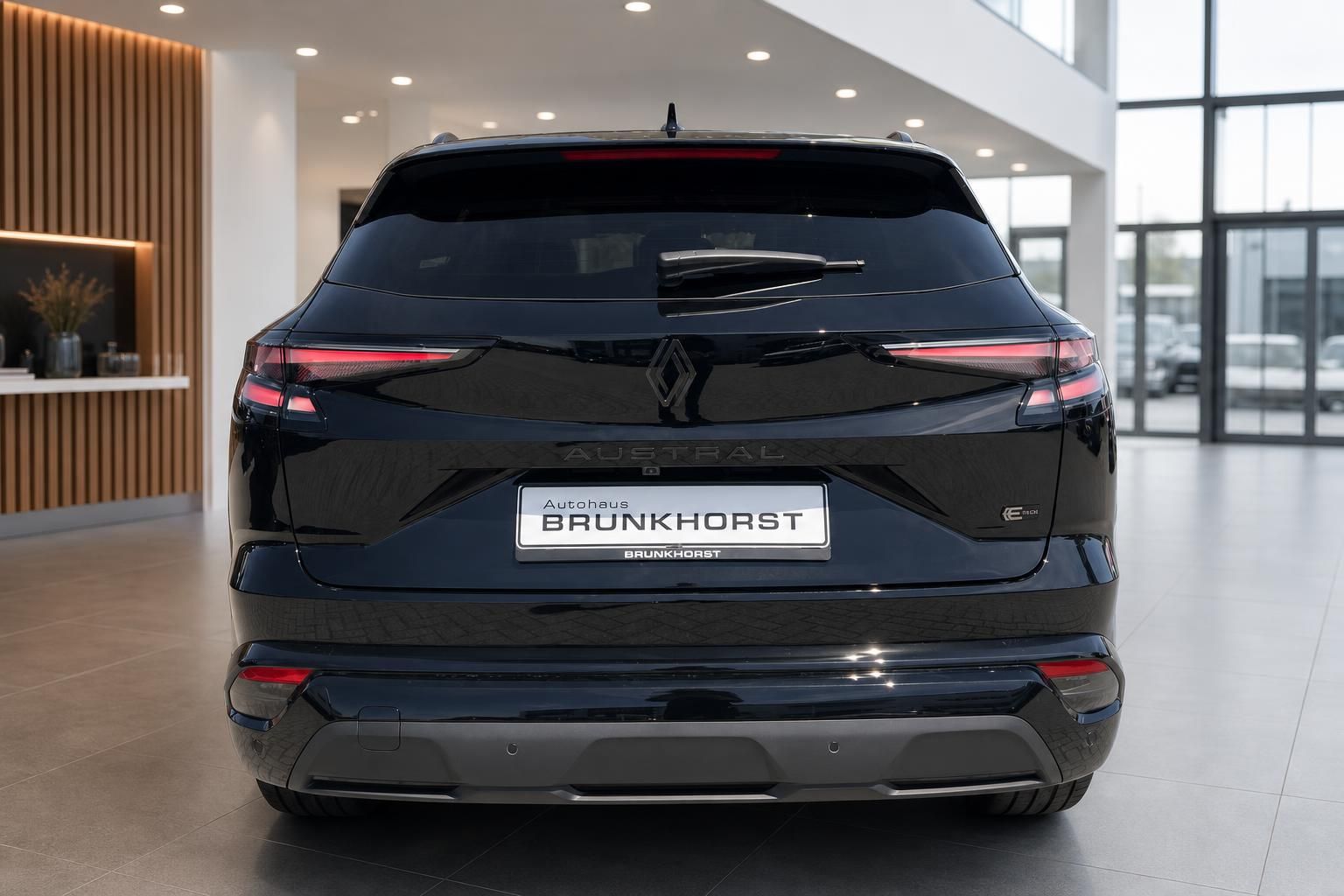 Renault Austral schwarz Heckansicht im Autohaus Brunkhorst Showroom