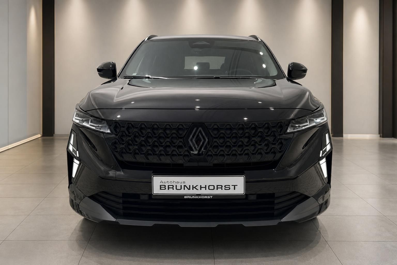 Renault Austral schwarz Frontansicht mit Kühlergrill im Showroom