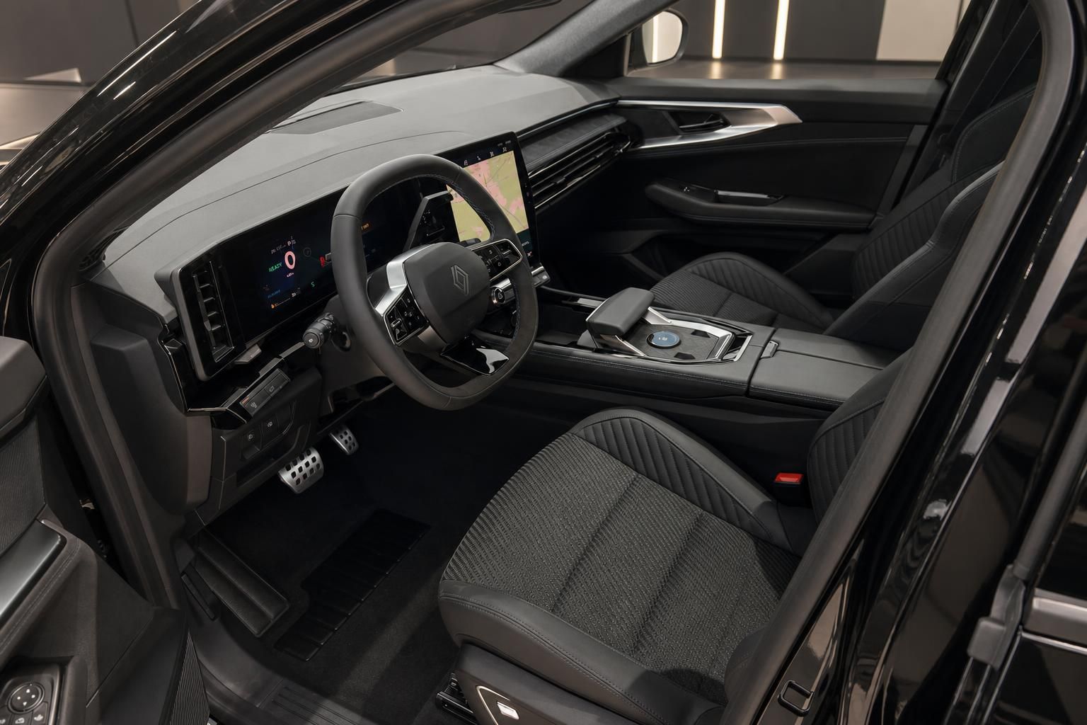 Renault Austral Innenraum schwarz Cockpit mit Lenkrad und Display