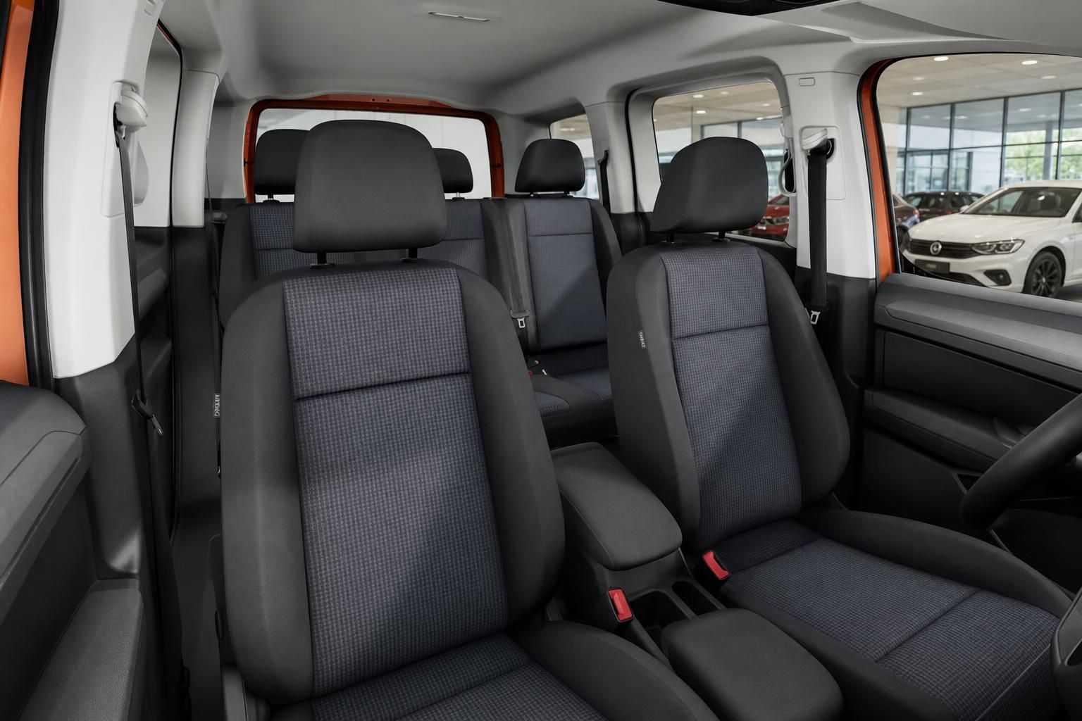 VW Caddy Innenraum mit Rücksitzen und offenen Türen im Detail