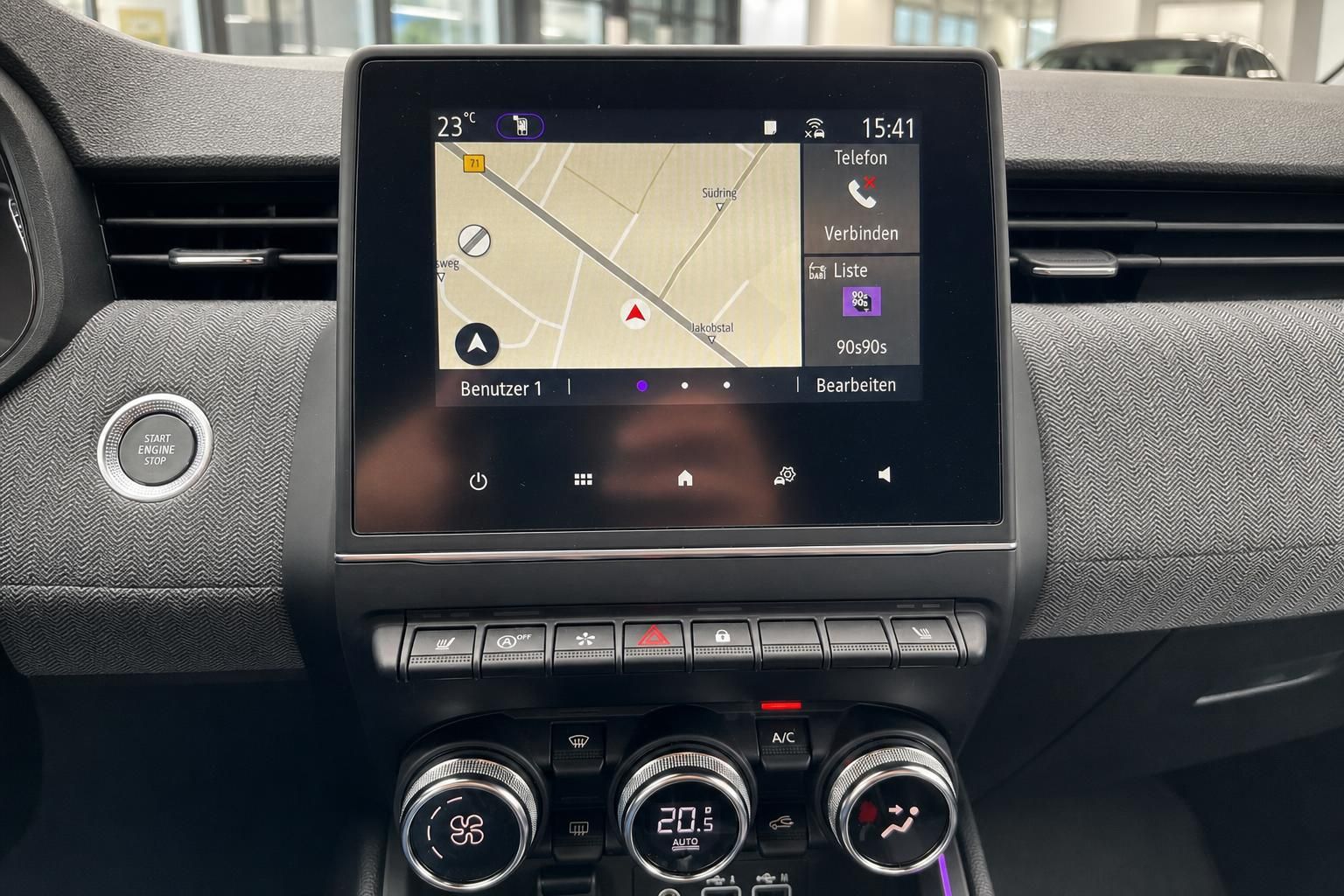 Infotainment-System mit Navigationskarte und Klimasteuerung