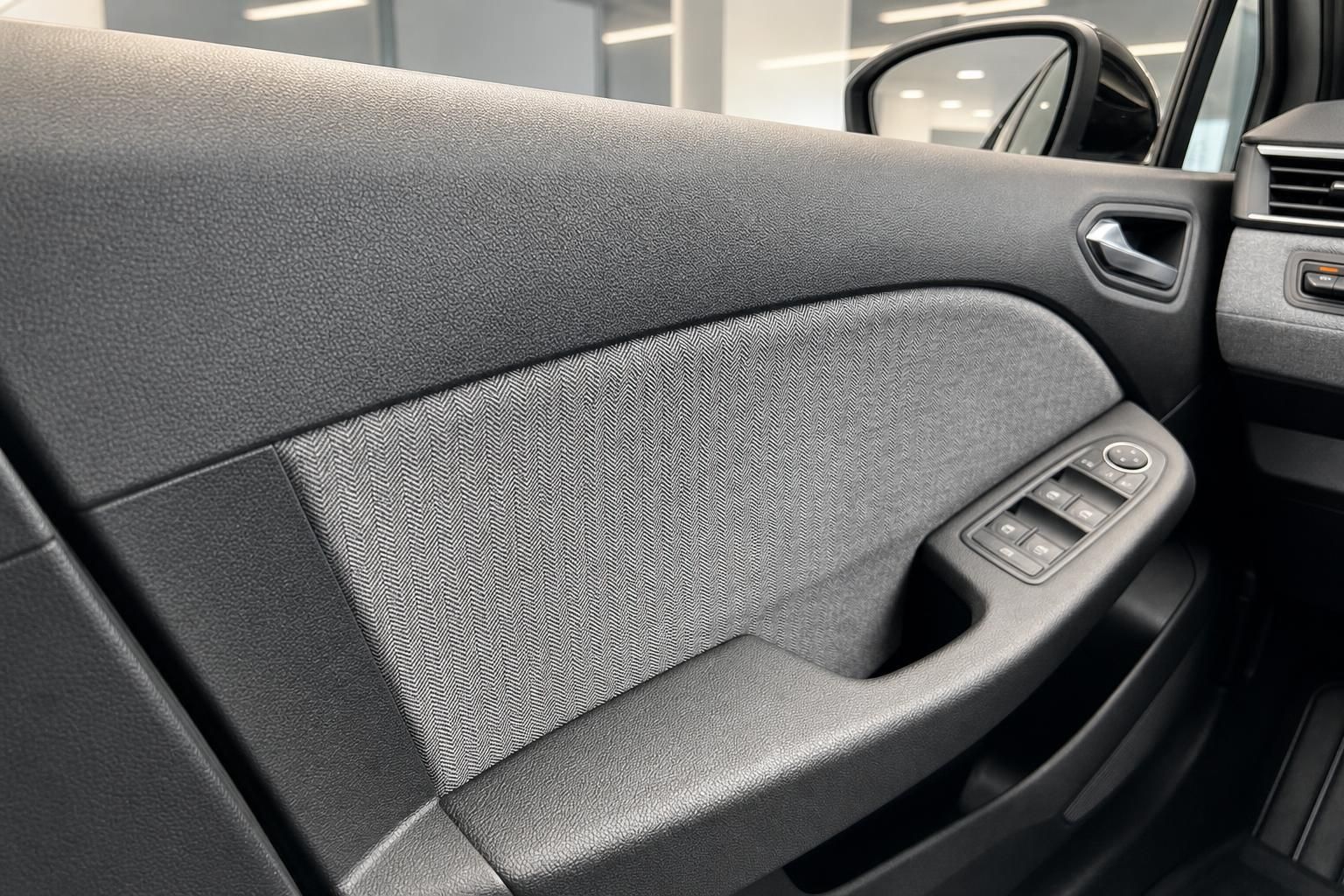 Fahrzeugtür mit Stoffbezug und elektrischen Fensterhebern