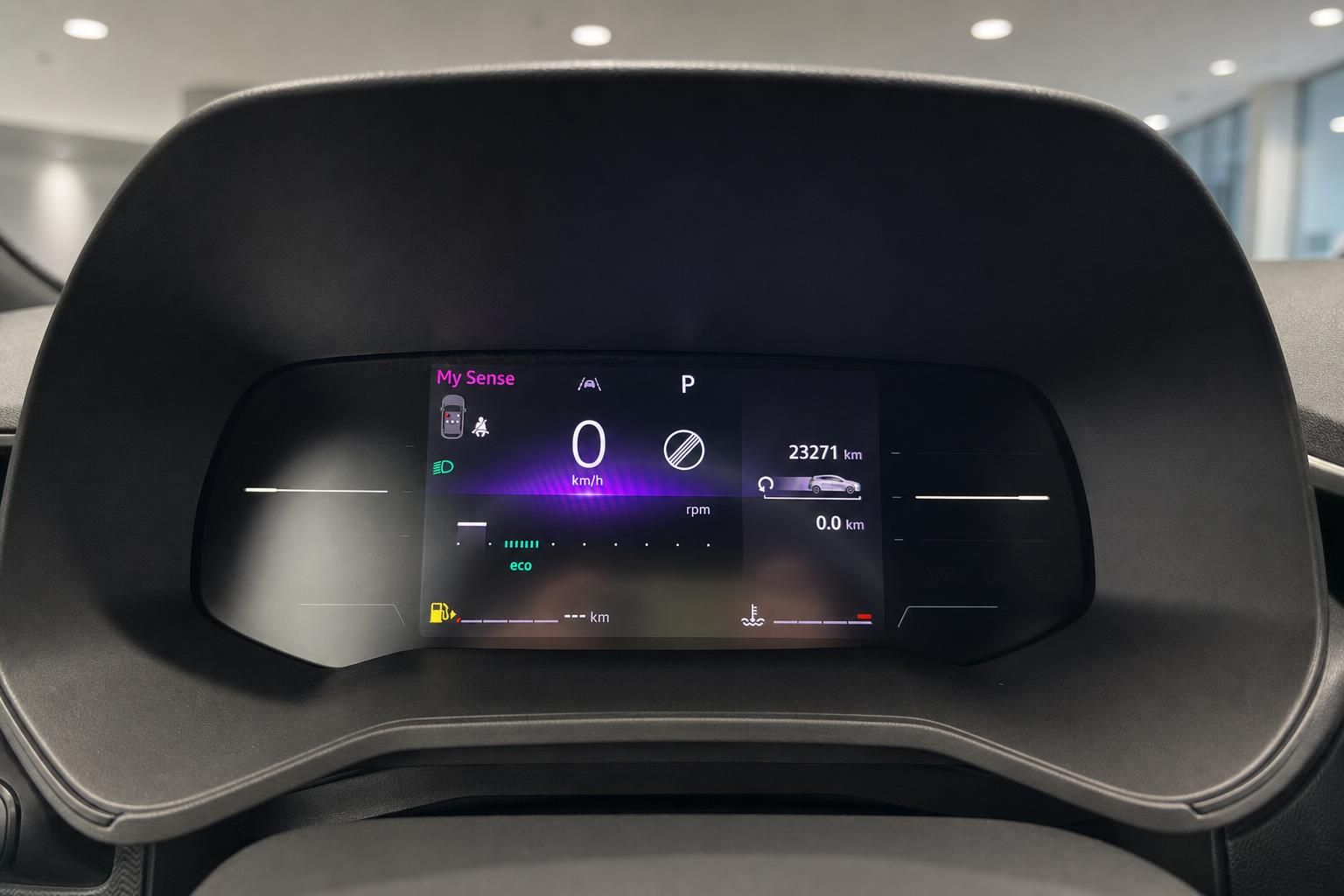Digitales Kombiinstrument mit My Sense Display und Fahrzeugstatistiken im modernen Fahrzeug-Cockpit