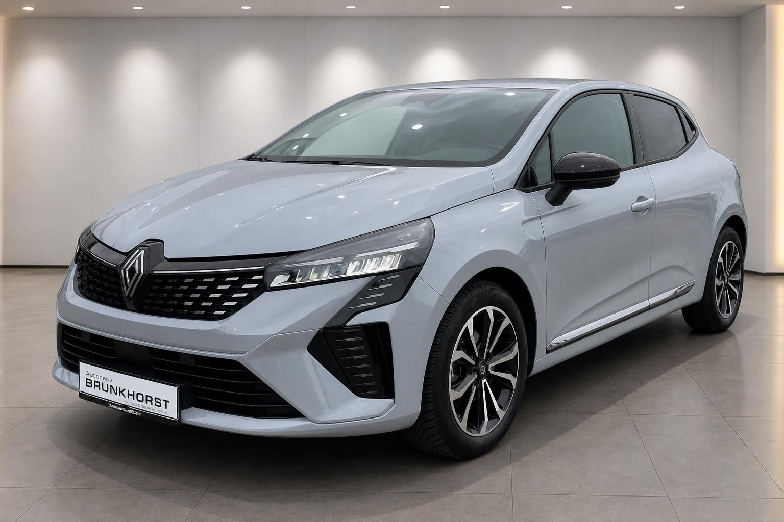 Renault Clio silber metallic Kleinwagen Schrägheck Seitenansicht im Autohaus Showroom