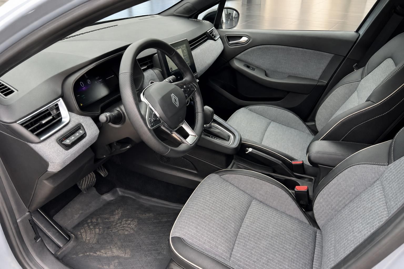 Renault Clio Innenraum graue Stoffsitze Lenkrad Fahrersitz Automatikgetriebe modern