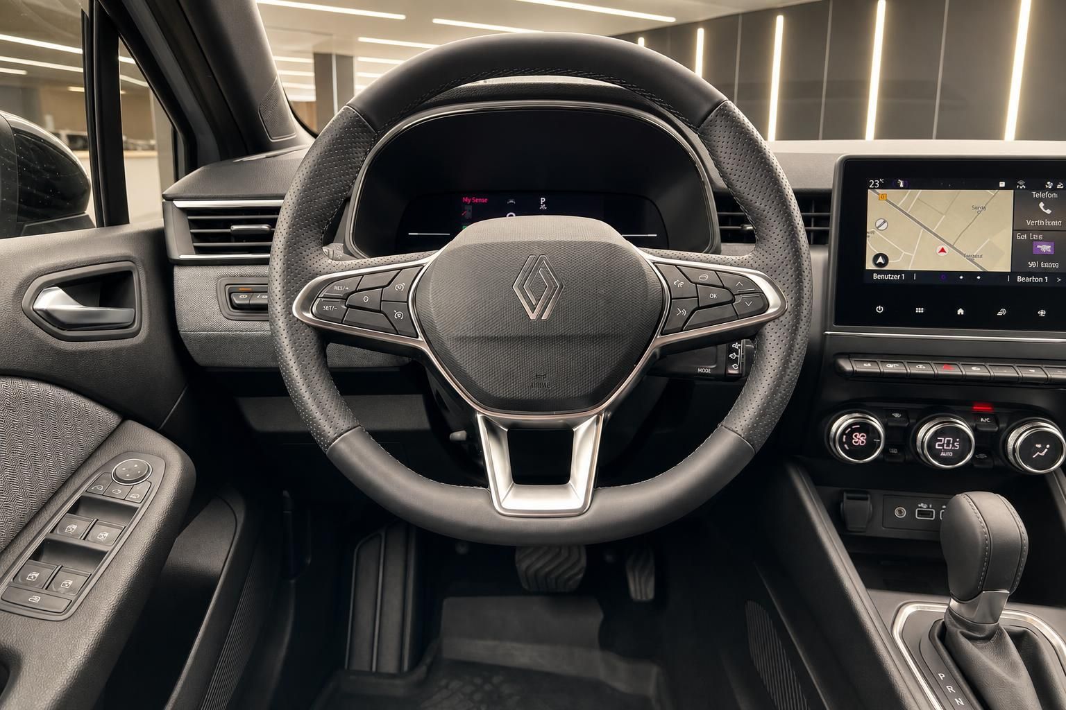 Renault Innenraum mit Lenkrad, Armaturenbrett und Touchscreen-Display