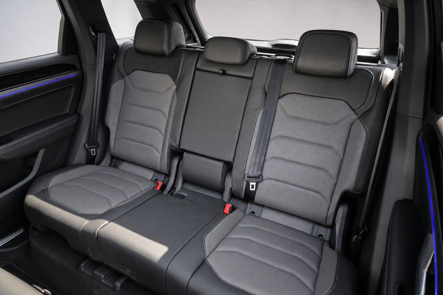 VW Touareg dritte Sitzreihe mit Kopfstützen und Sicherheitsgurten