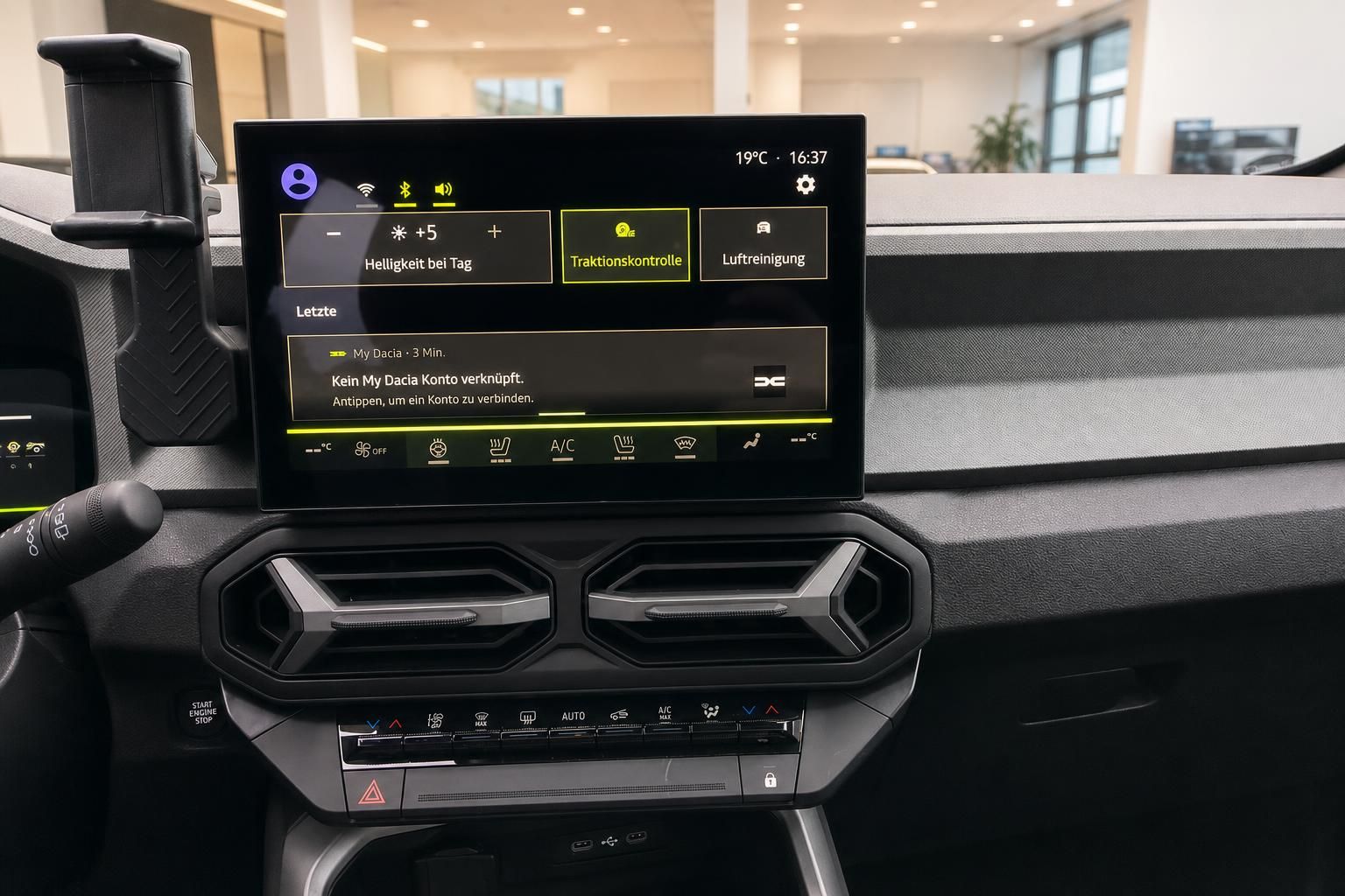 Dacia Infotainment-Bildschirm mit Klimasteuerung im Detail