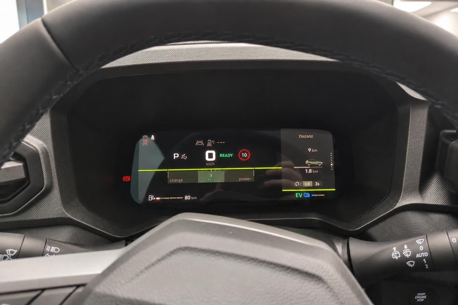 Digitales Kombiinstrument mit Tacho und Fahrmodus im Elektrofahrzeug
