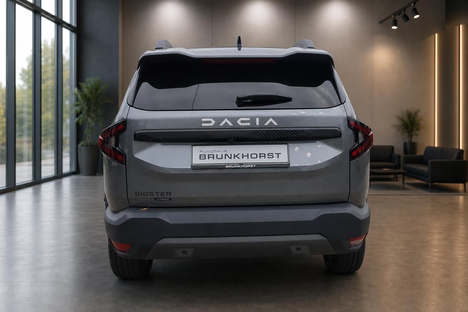 Dacia Bigster Hybrid SUV Grau, Heckansicht im Showroom Brunkhorst