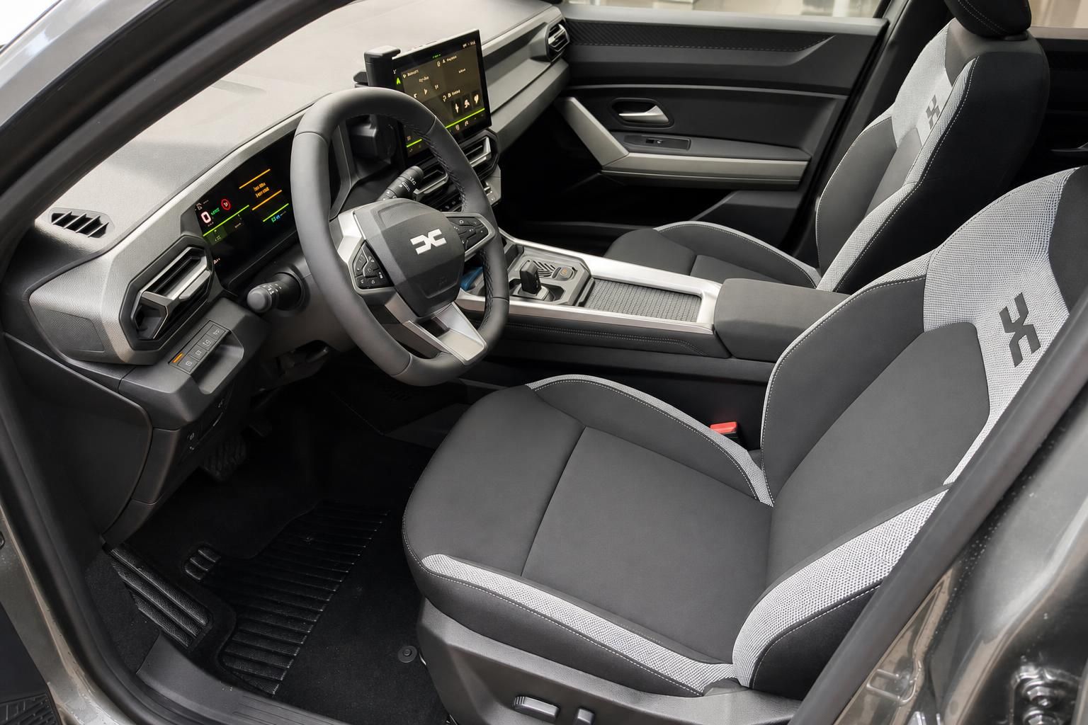 Dacia Bigster Innenraum mit Vordersitzen und digitalem Cockpit Display