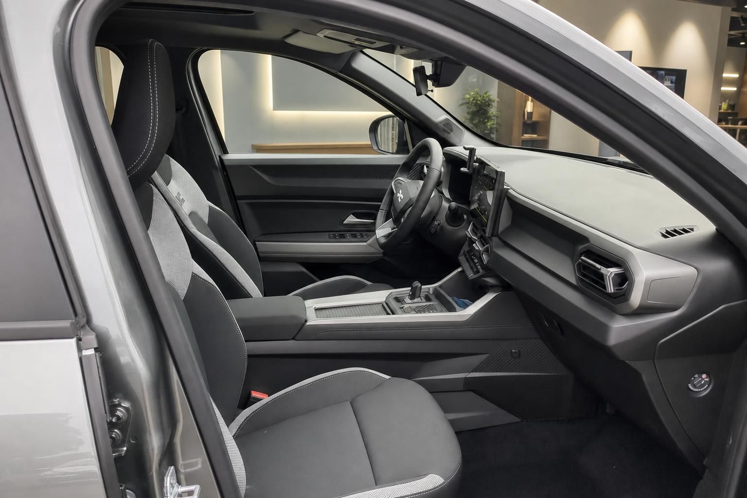 Dacia Innenraum mit Vordersitzen und Cockpit im Autohaus