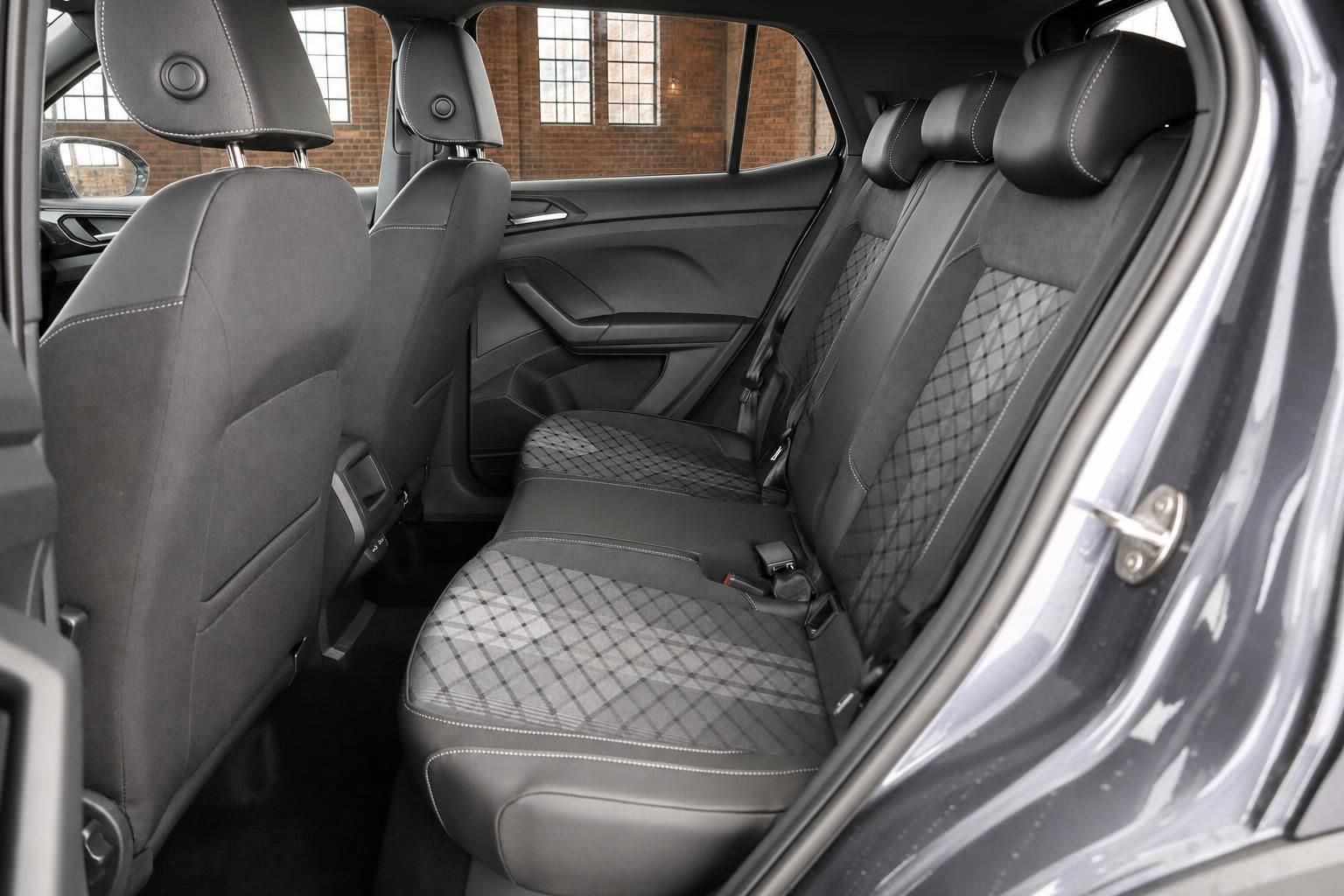VW T-Roc R-Line Rücksitzbank mit schwarzen Sitzbezügen und Rautenmuster-Polsterung