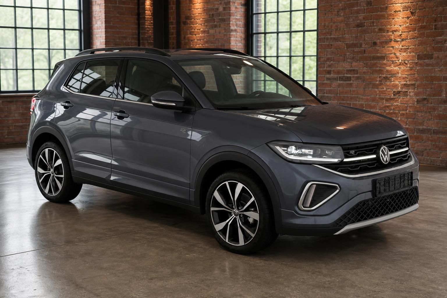 VW T-Cross grau Frontansicht schräg rechts – kompakter SUV mit R-Line Paket im Innenraum