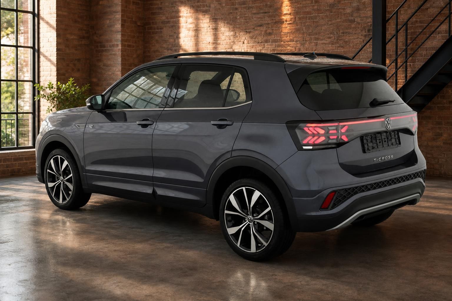 VW T-Cross grau Heckansicht schräg links – SUV mit LED-Rückleuchten und Dachrelinge