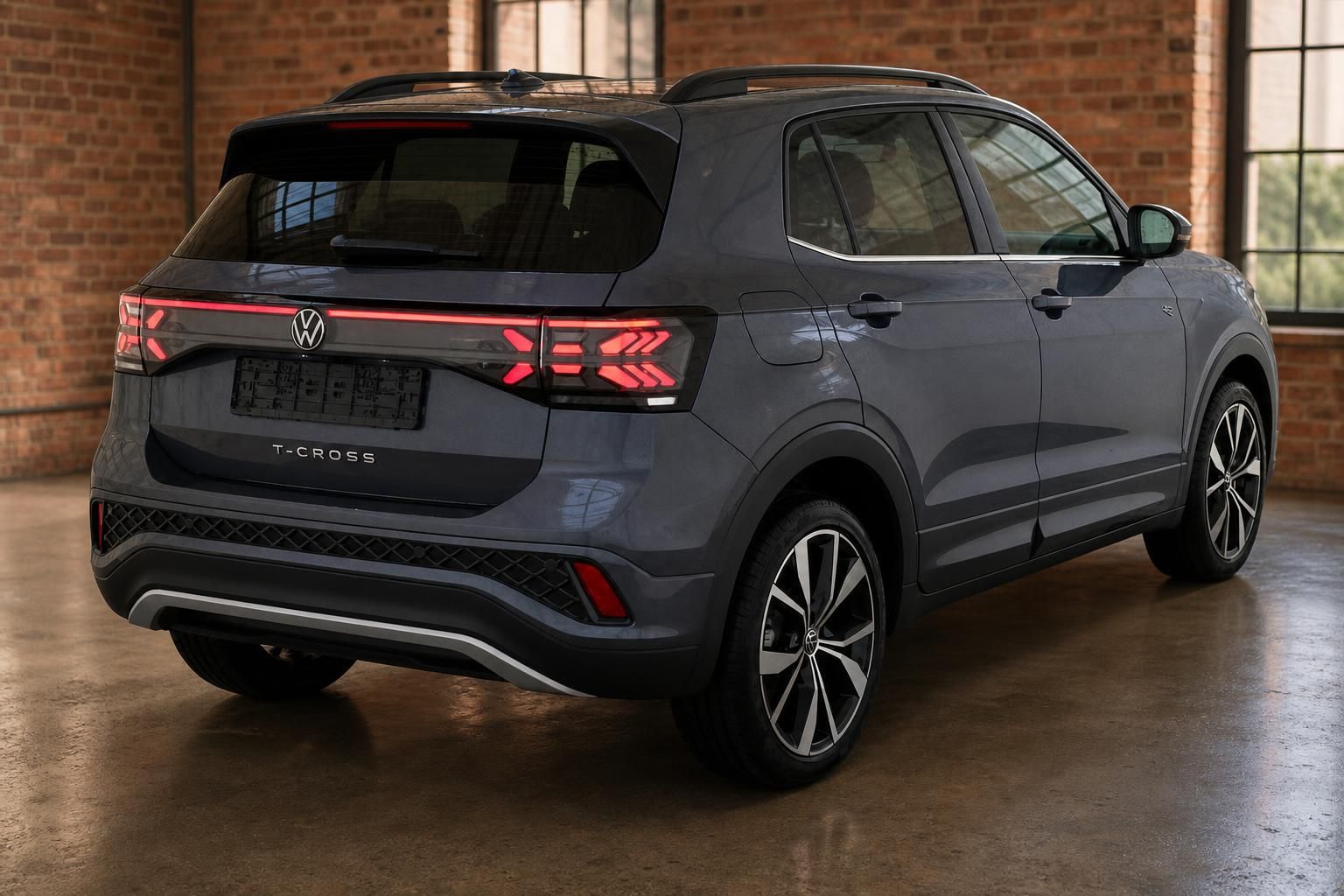 VW T-Cross grau Heckansicht schräg rechts – SUV mit LED-Rückleuchten und T-Cross Schriftzug