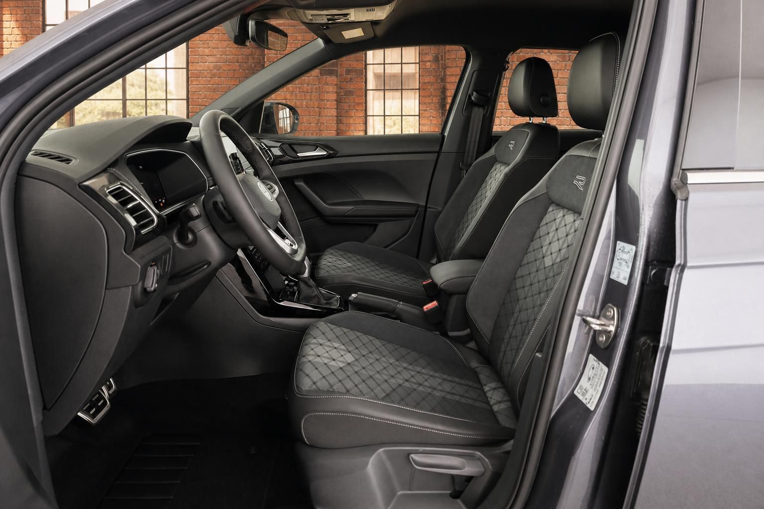 VW T-Roc R-Line Innenraum Fahrersitz mit schwarzem Leder und Rautenmuster-Sitzbezügen