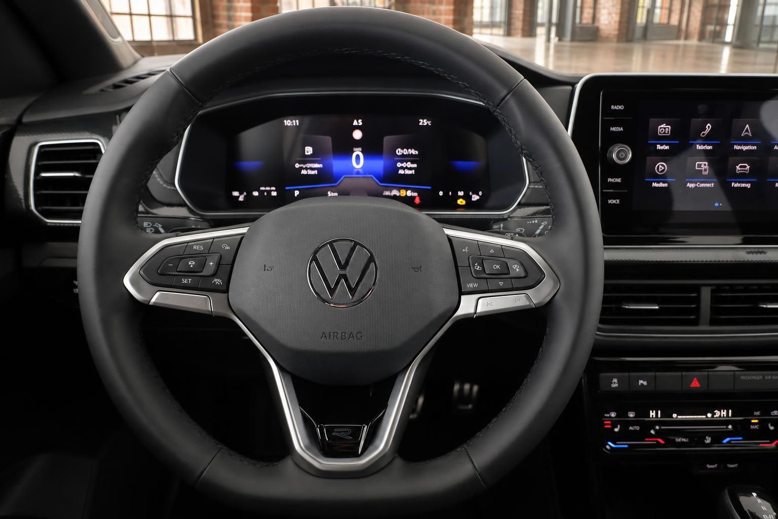 VW T-Roc R-Line Lenkrad mit VW Logo, digitales Cockpit und Infotainment-System