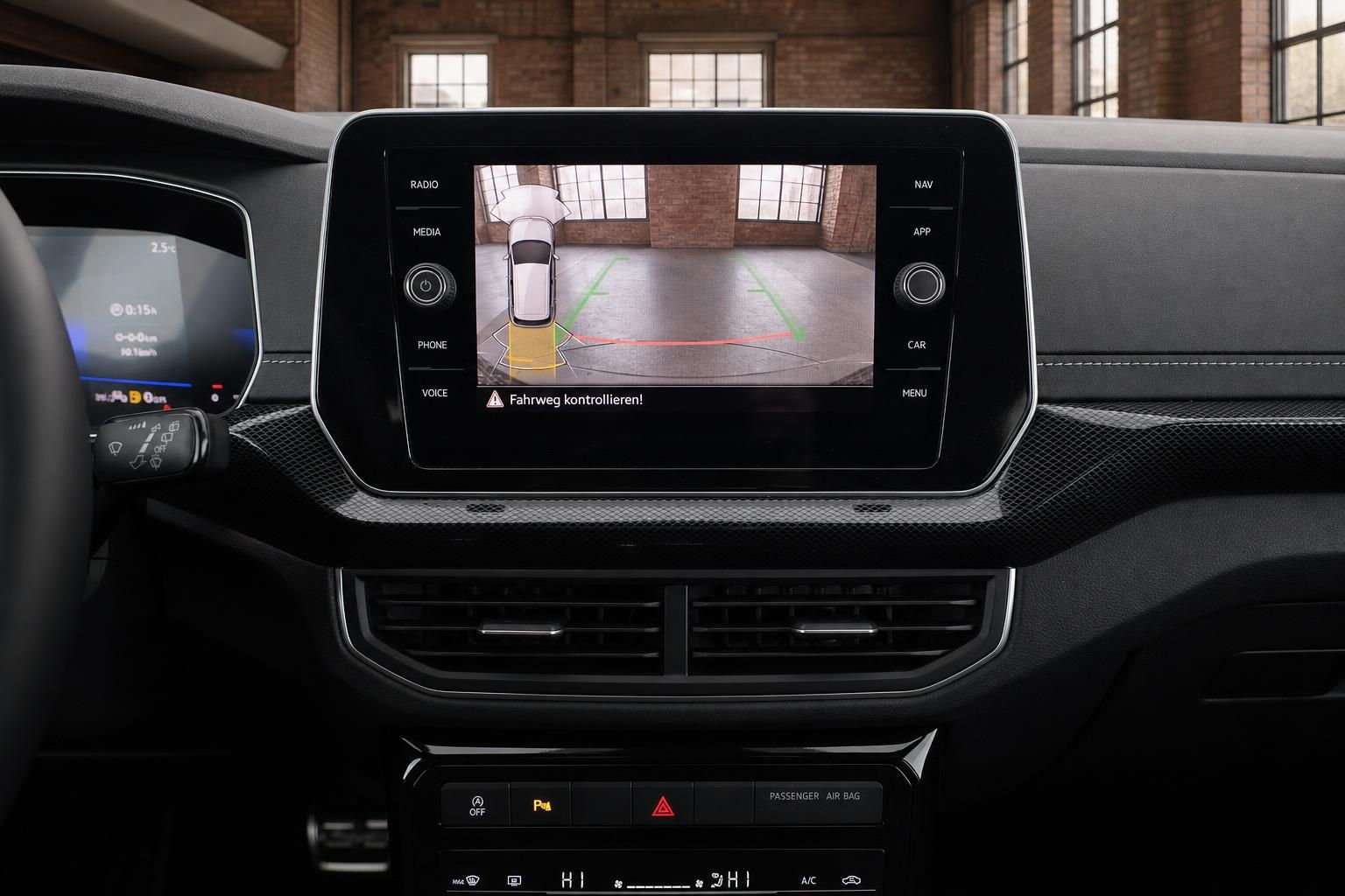 VW T-Roc Infotainment-Display mit Rückfahrkamera und Area-View-System im Cockpit