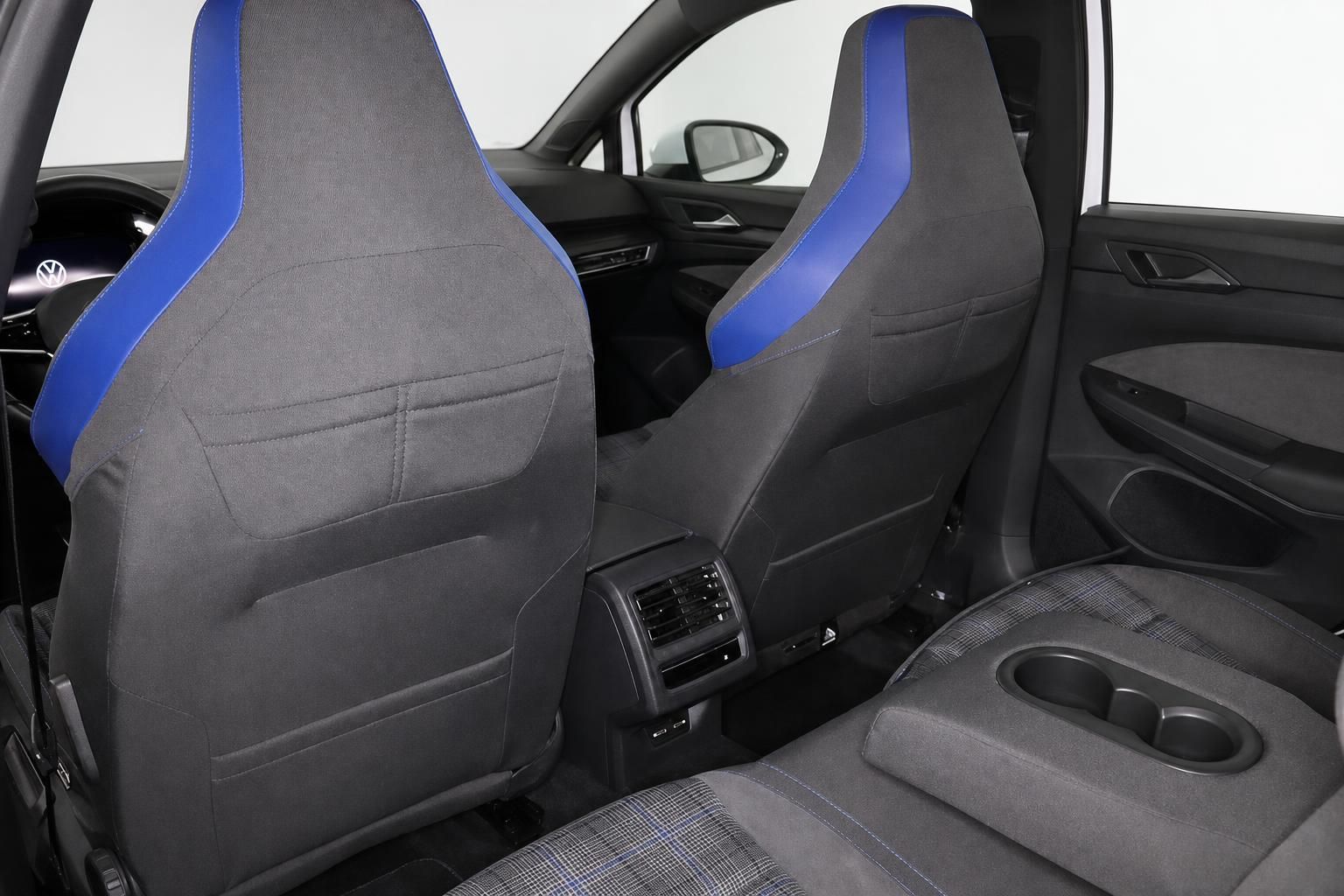 Rücksitze im VW Innenraum mit blauen Akzenten und Getränkehalter