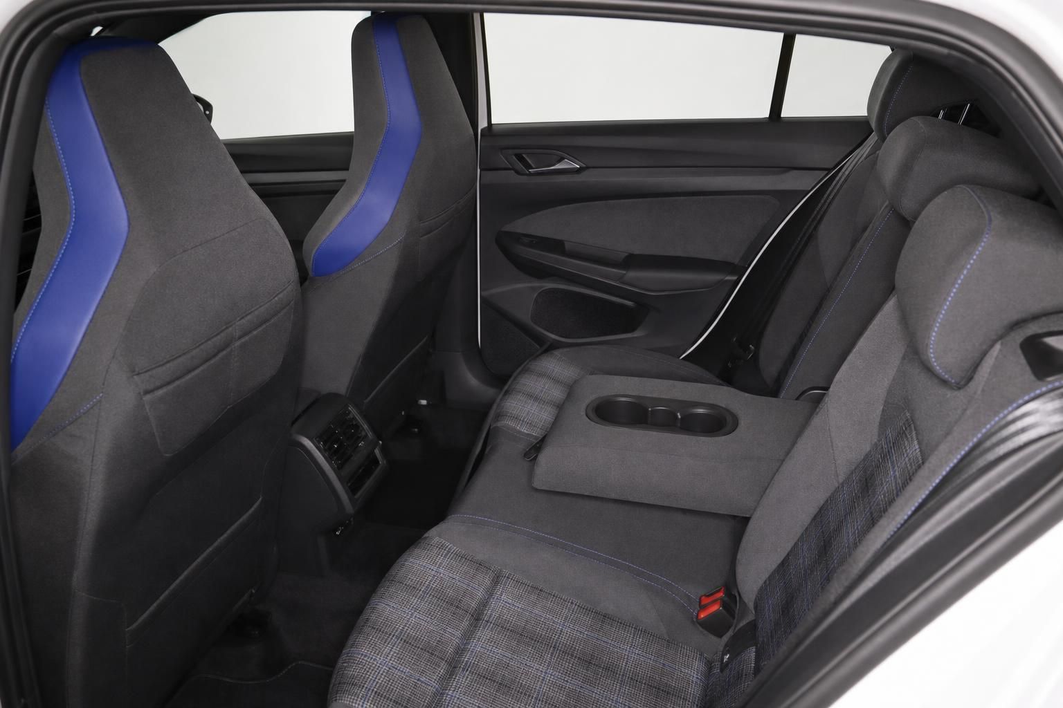 VW Golf GTE Rücksitze mit blauen Akzenten und Getränkehalter im Detail
