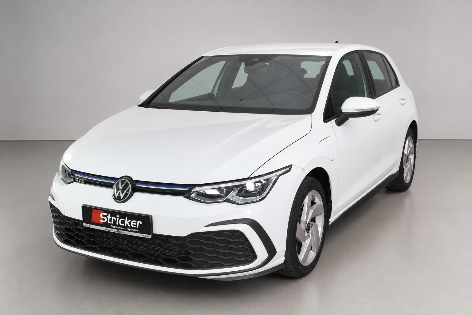 VW Golf GTE weiß Frontansicht schräg mit LED-Scheinwerfern im Studio