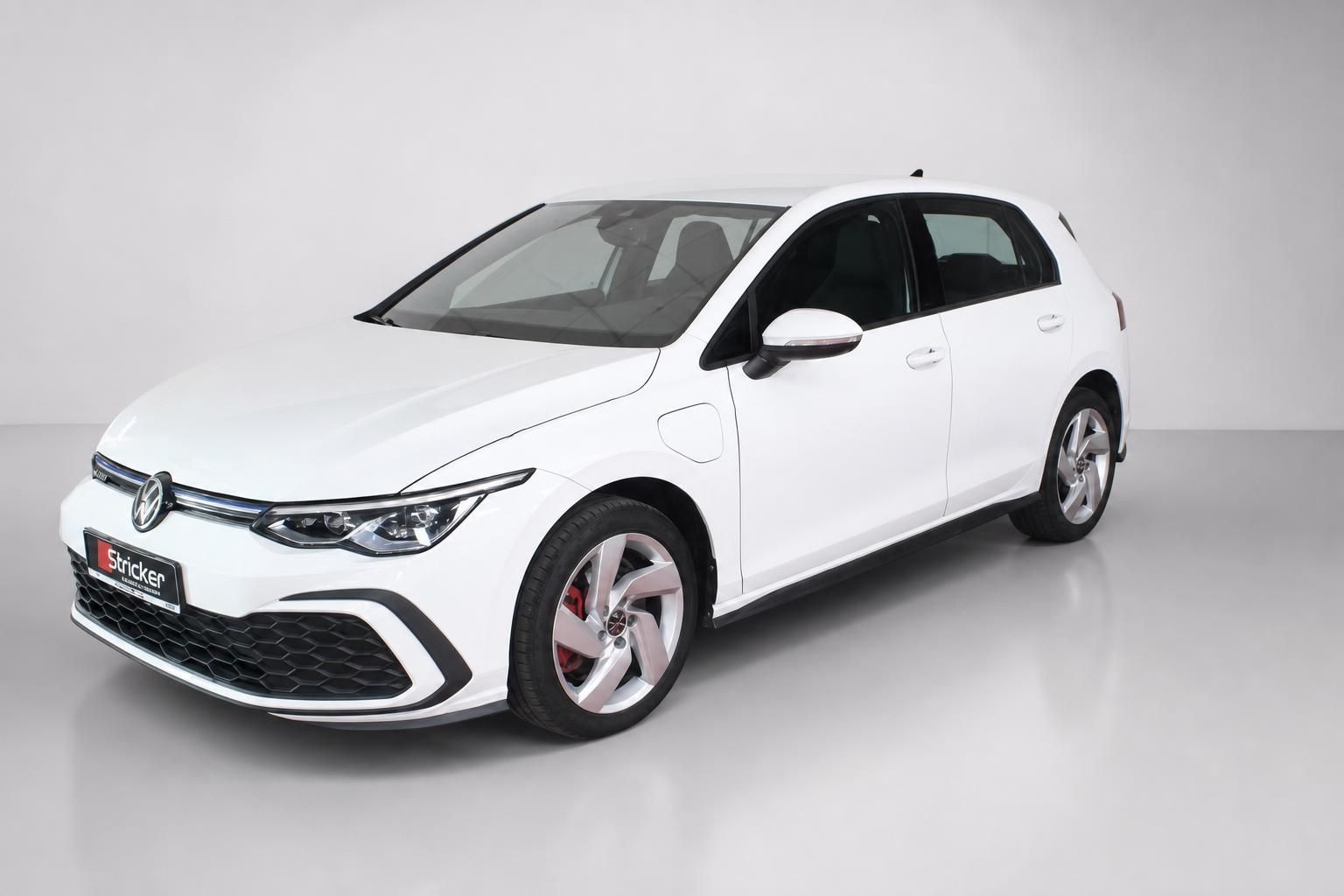VW Golf GTE weiß Seitenansicht schräg von vorne mit Leichtmetallfelgen
