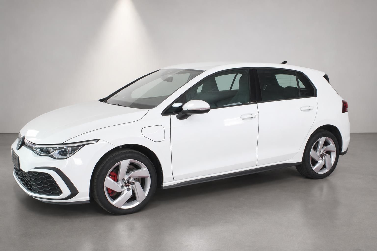 VW Golf GTE weiß Seitenansicht von vorne mit roten Bremssätteln
