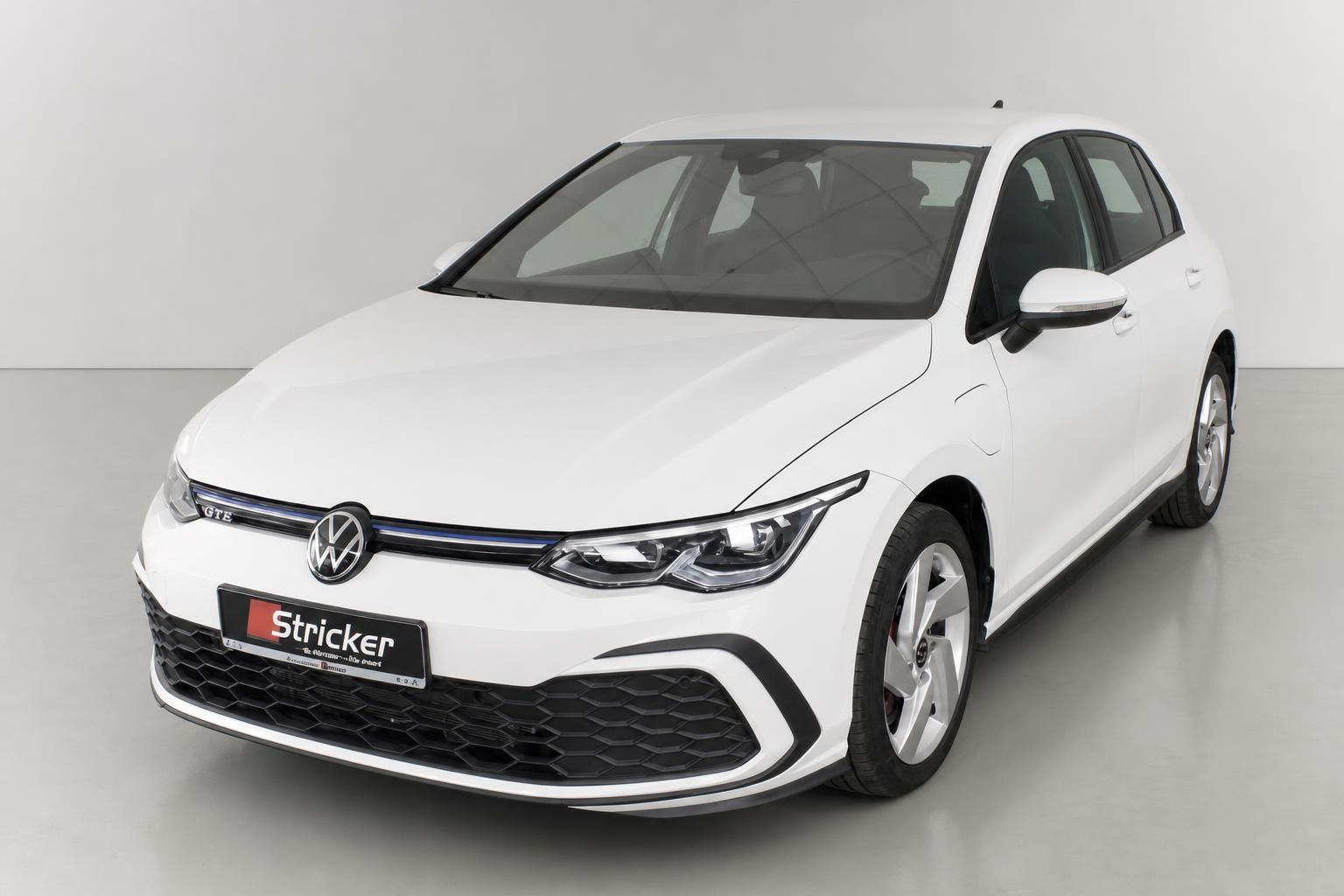 VW Golf GTE weiß Frontansicht mit LED-Scheinwerfern und Alufelgen