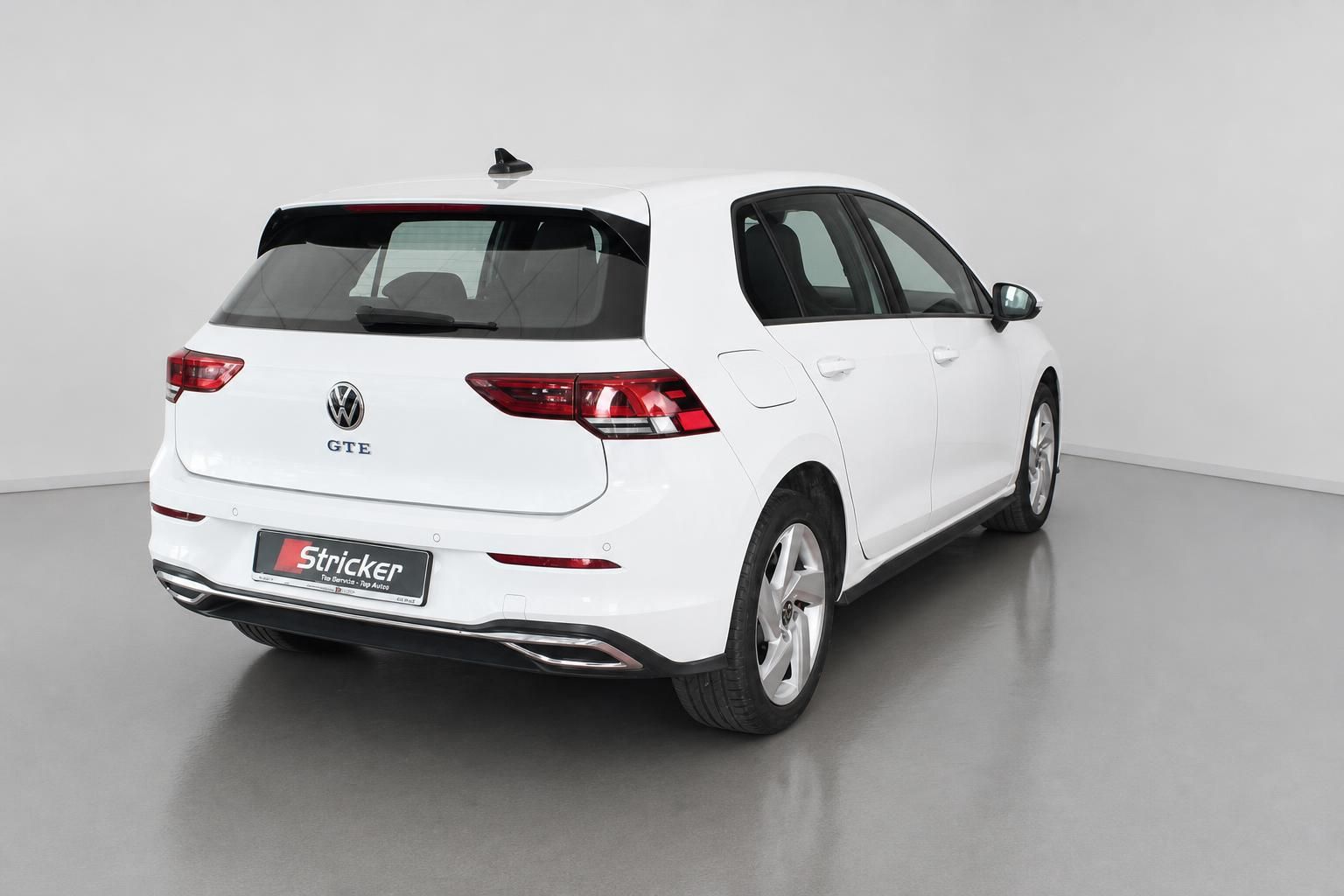 VW Golf GTE weiß Heckansicht mit LED-Rückleuchten und Doppelendrohr
