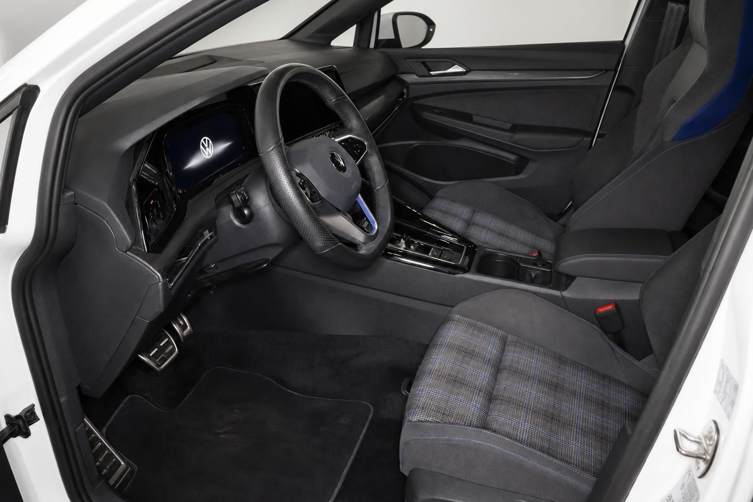VW Golf GTE Innenraum mit Sportsitzen und Cockpit Frontperspektive