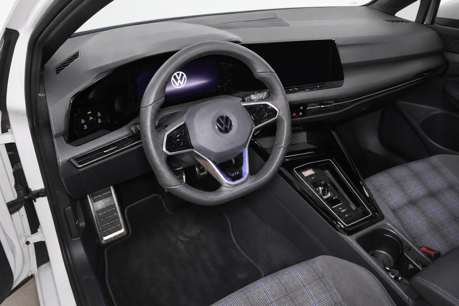 VW Golf GTE Cockpit mit Multifunktionslenkrad und Digitaltacho