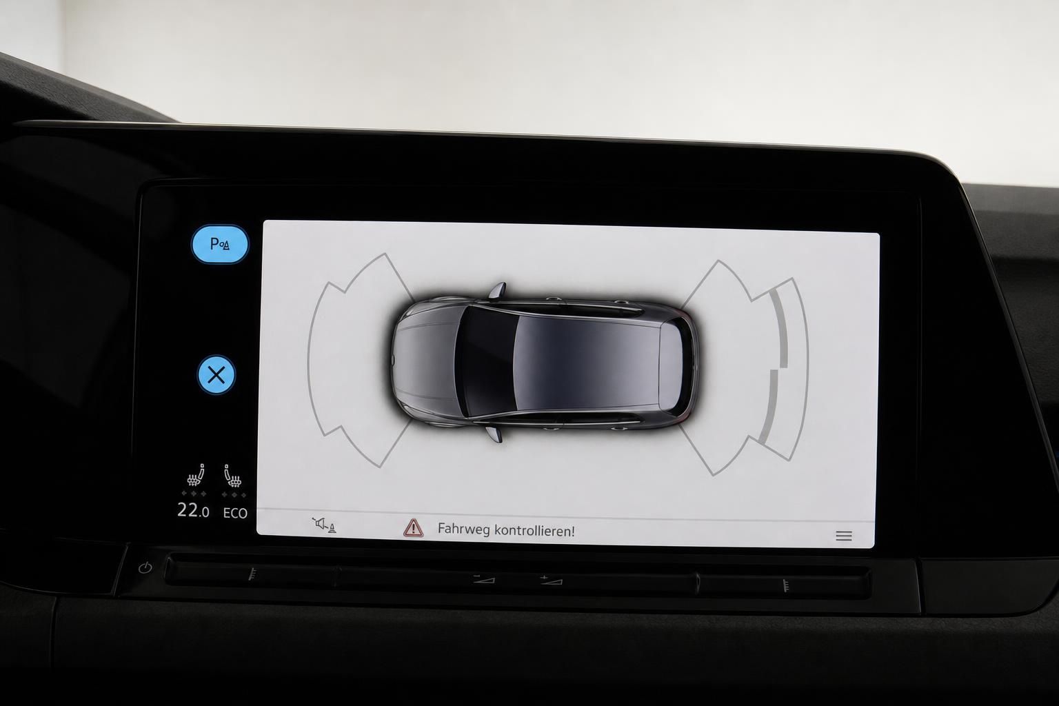 VW GTE Infotainment-Display mit 360-Grad-Parkassistent und Umgebungsansicht