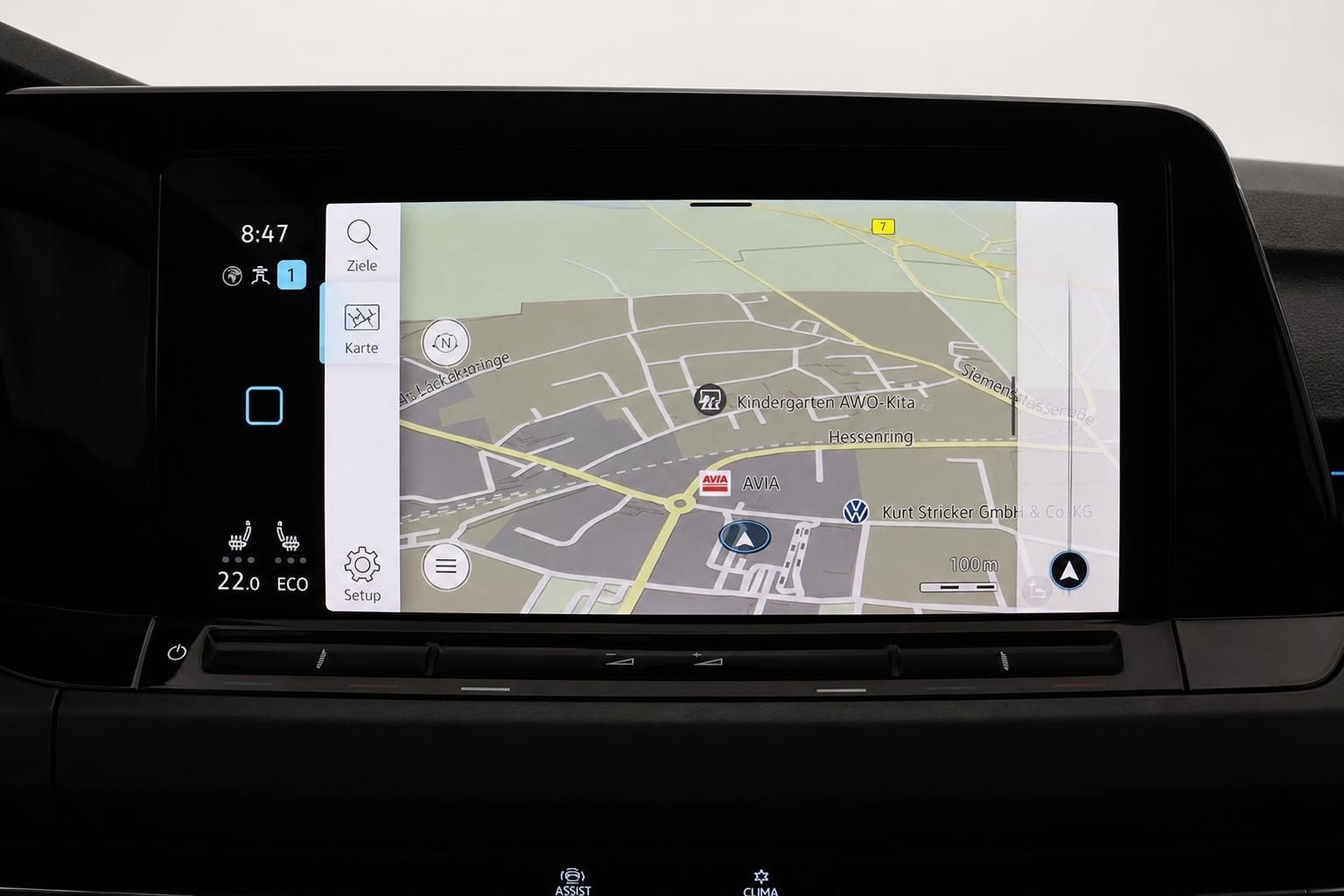 Navigationssystem im VW Cockpit zeigt digitale Karte mit Standortanzeige