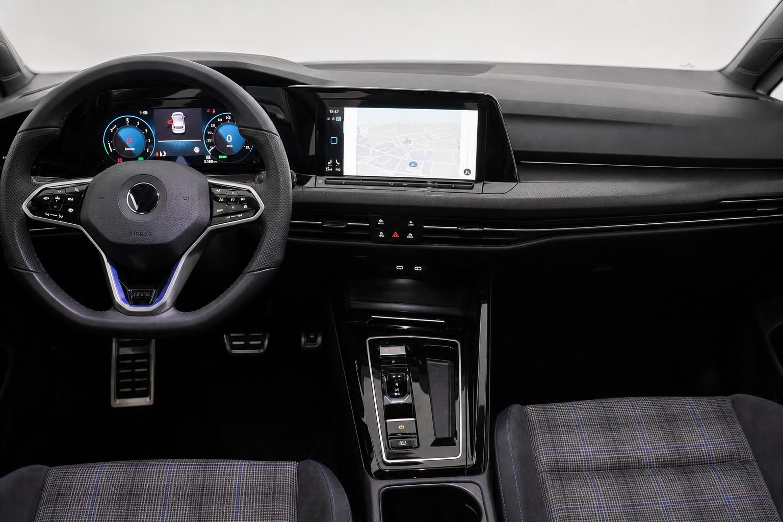 VW Golf GTE Cockpit mit Lenkrad, Digitaltacho und Navigationsdisplay