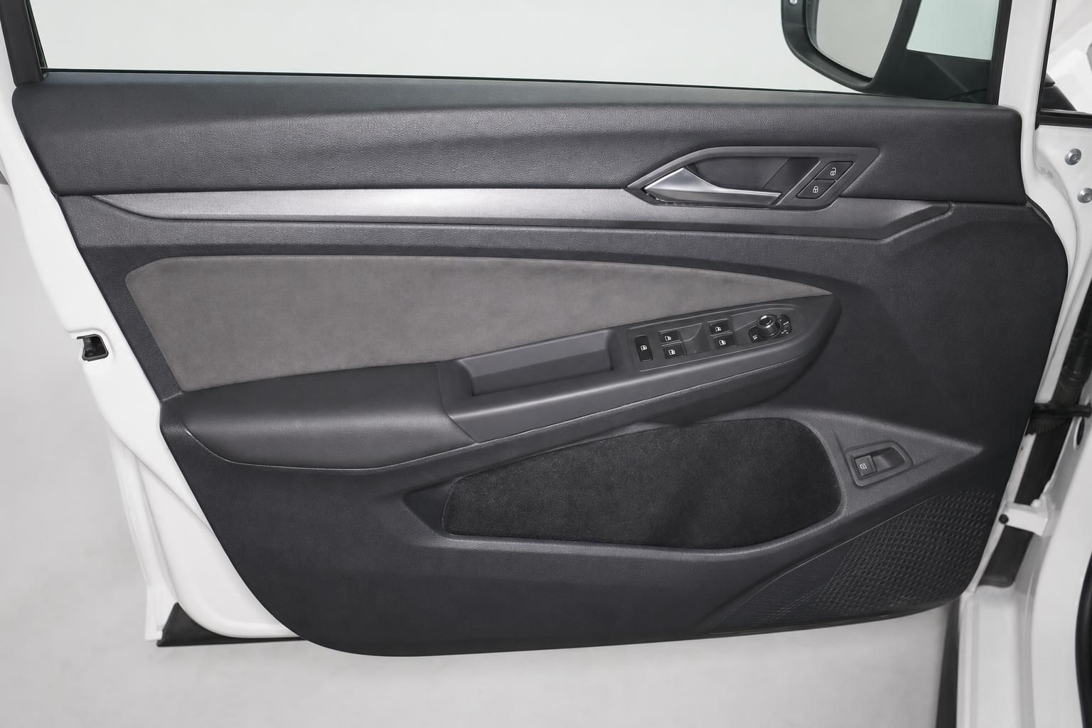 Türverkleidung mit Bedienelementen und Fensterheber im VW Innenraum