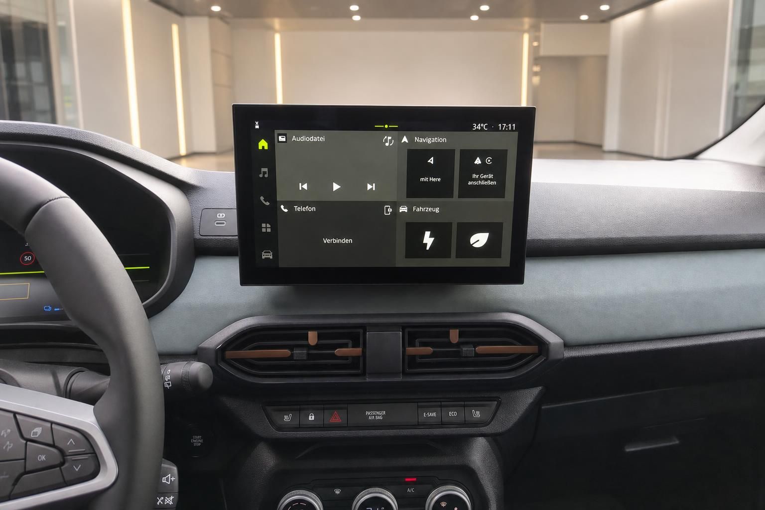 Infotainment-Touchscreen mit Navigation und Fahrzeugmenü im Cockpit
