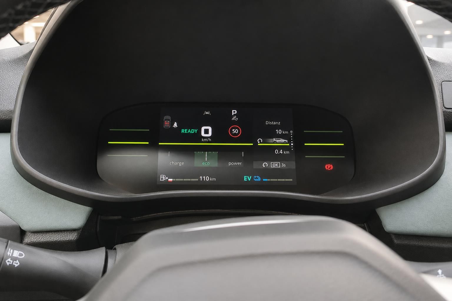 Digitales Kombiinstrument mit Tempolimit-Anzeige und Ladestand im Elektrofahrzeug