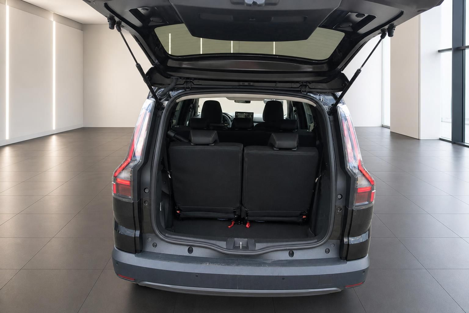 Kofferraum eines SUV mit geoeffneter Heckklappe und umgeklappten Rueckbaenken