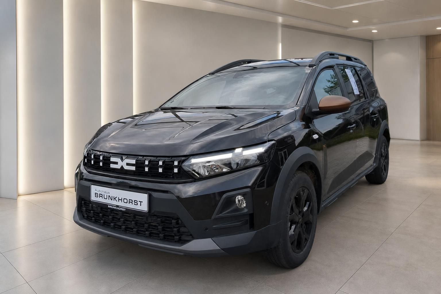 Dacia Jogger schwarz Seitenansicht schräg vorne im Autohaus