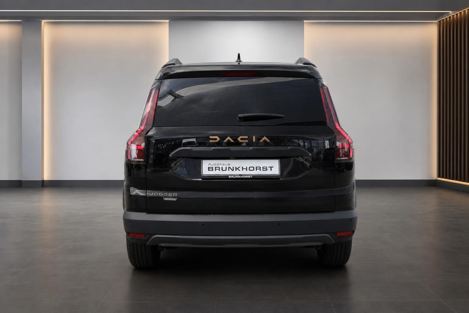 Dacia Jogger schwarz Heckansicht im Autohaus Brunkhorst Showroom