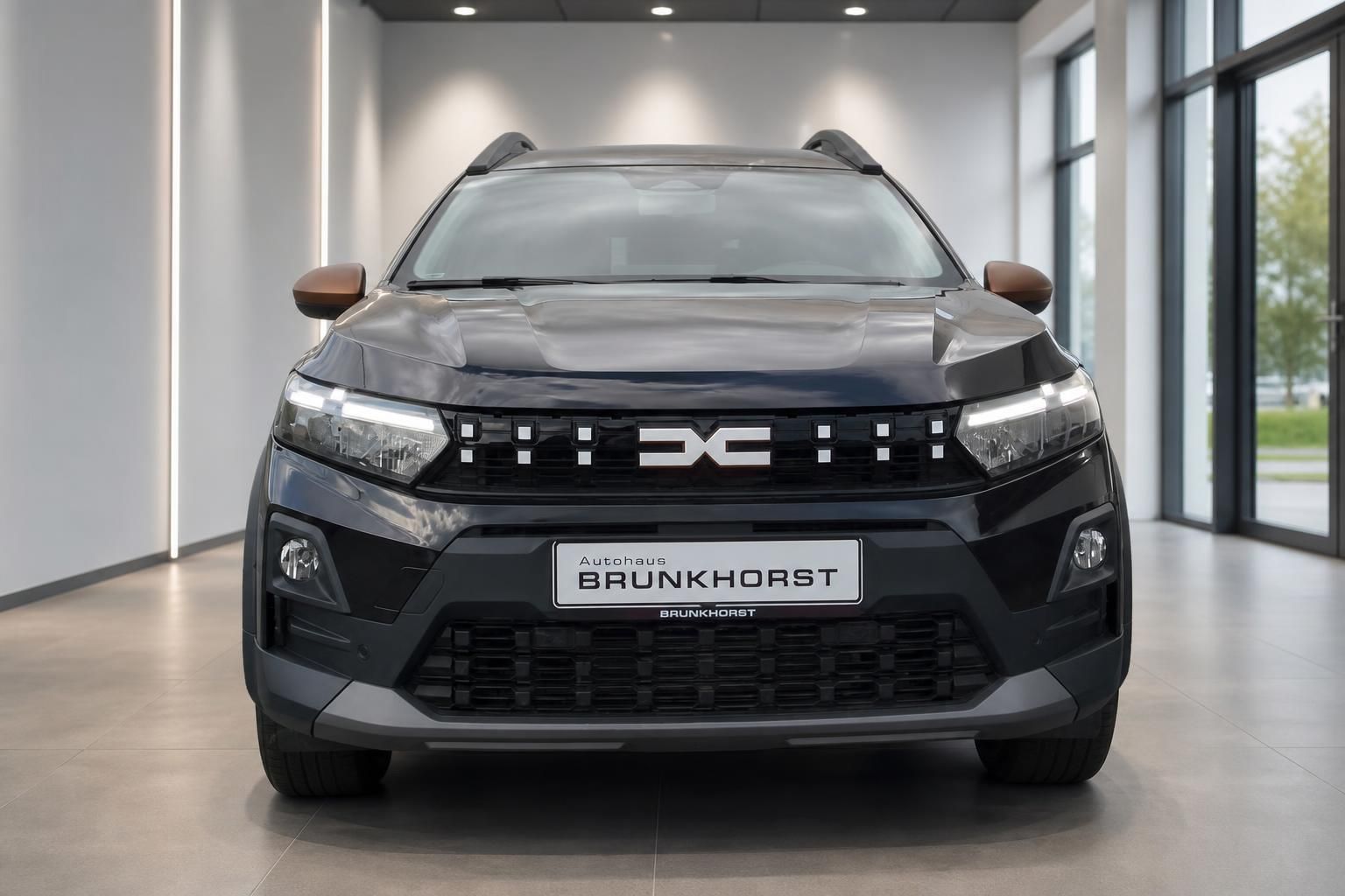 Dacia Jogger schwarz Frontansicht mit LED-Scheinwerfern im Showroom