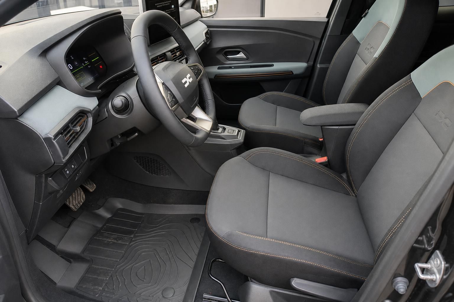 Dacia Jogger Innenraum Vordersitze und Cockpit Detailansicht
