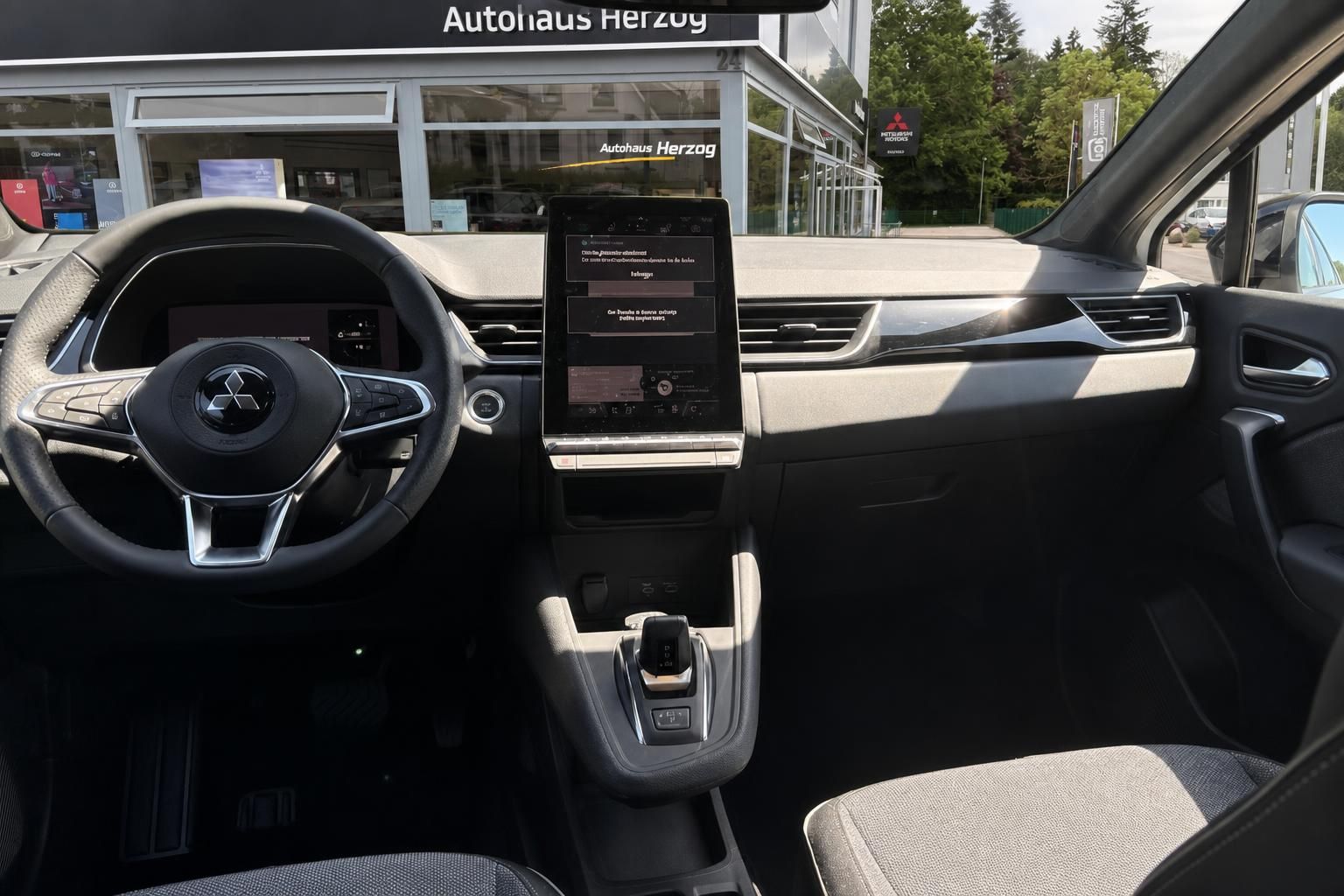Mitsubishi ASX Cockpit mit großem Touchscreen, Lenkrad und Mittelkonsole