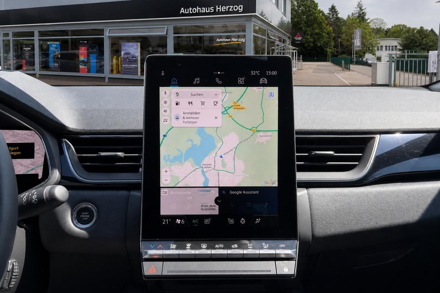 Mitsubishi ASX Infotainment-Touchscreen mit Navigationskarte und Google Assistant im Cockpit