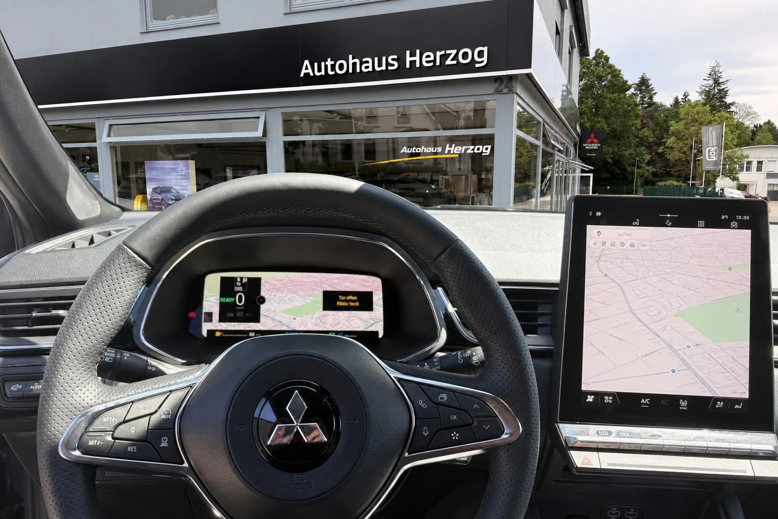 Mitsubishi ASX Lenkrad mit Logo, Digitaltacho und Touchscreen-Navi im Fahrzeuginnenraum