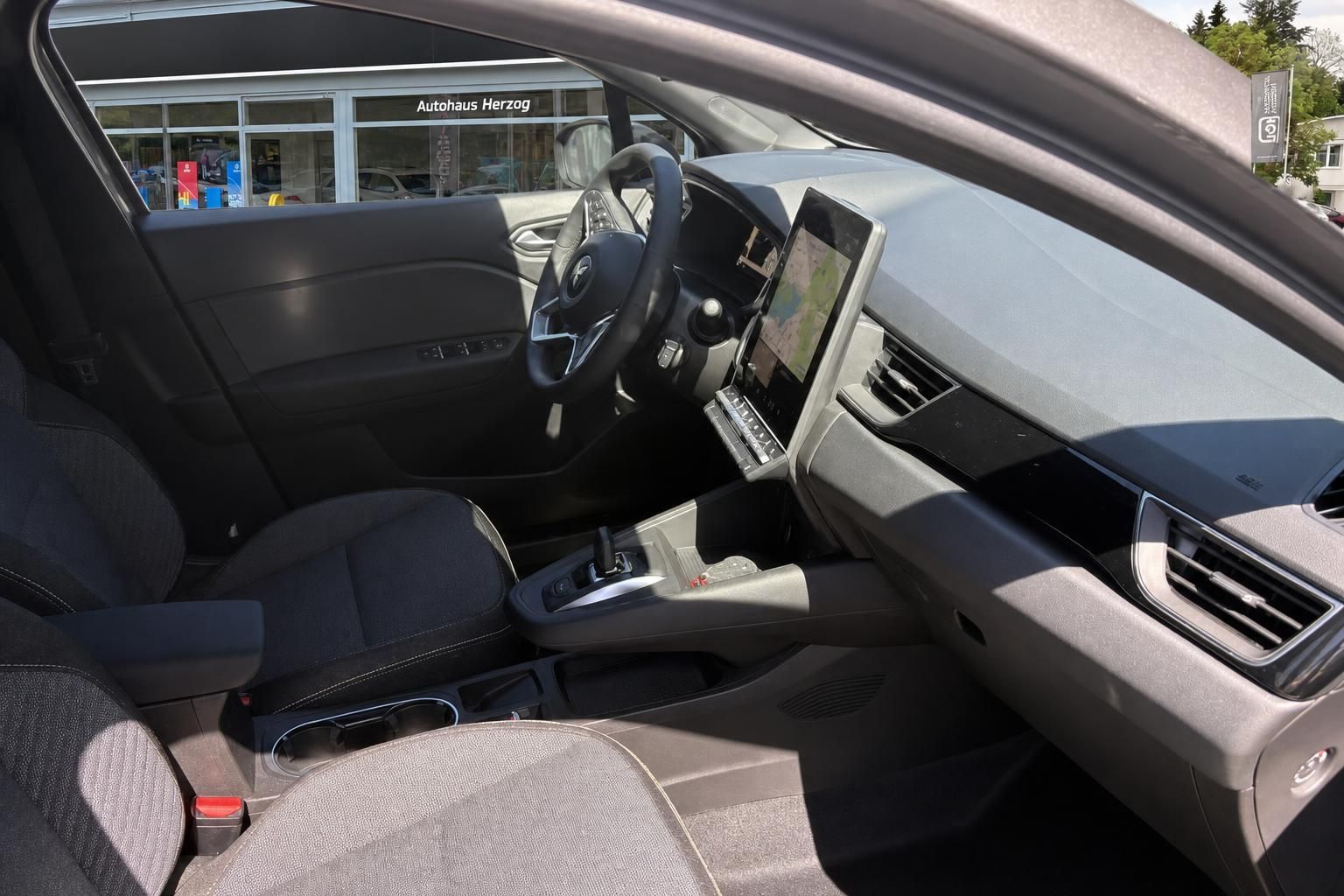 Mitsubishi ASX Innenraum Fahrerseite mit Lenkrad, Mittelkonsole und Navigationssystem