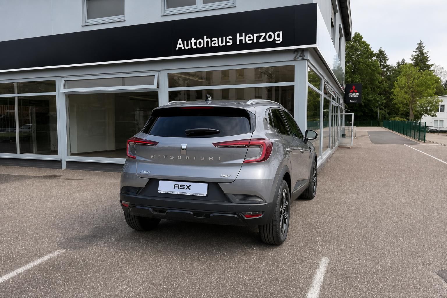 Mitsubishi ASX HEV grau Heckansicht gerade beim Autohaus Herzog – Hybrid SUV Neuwagen