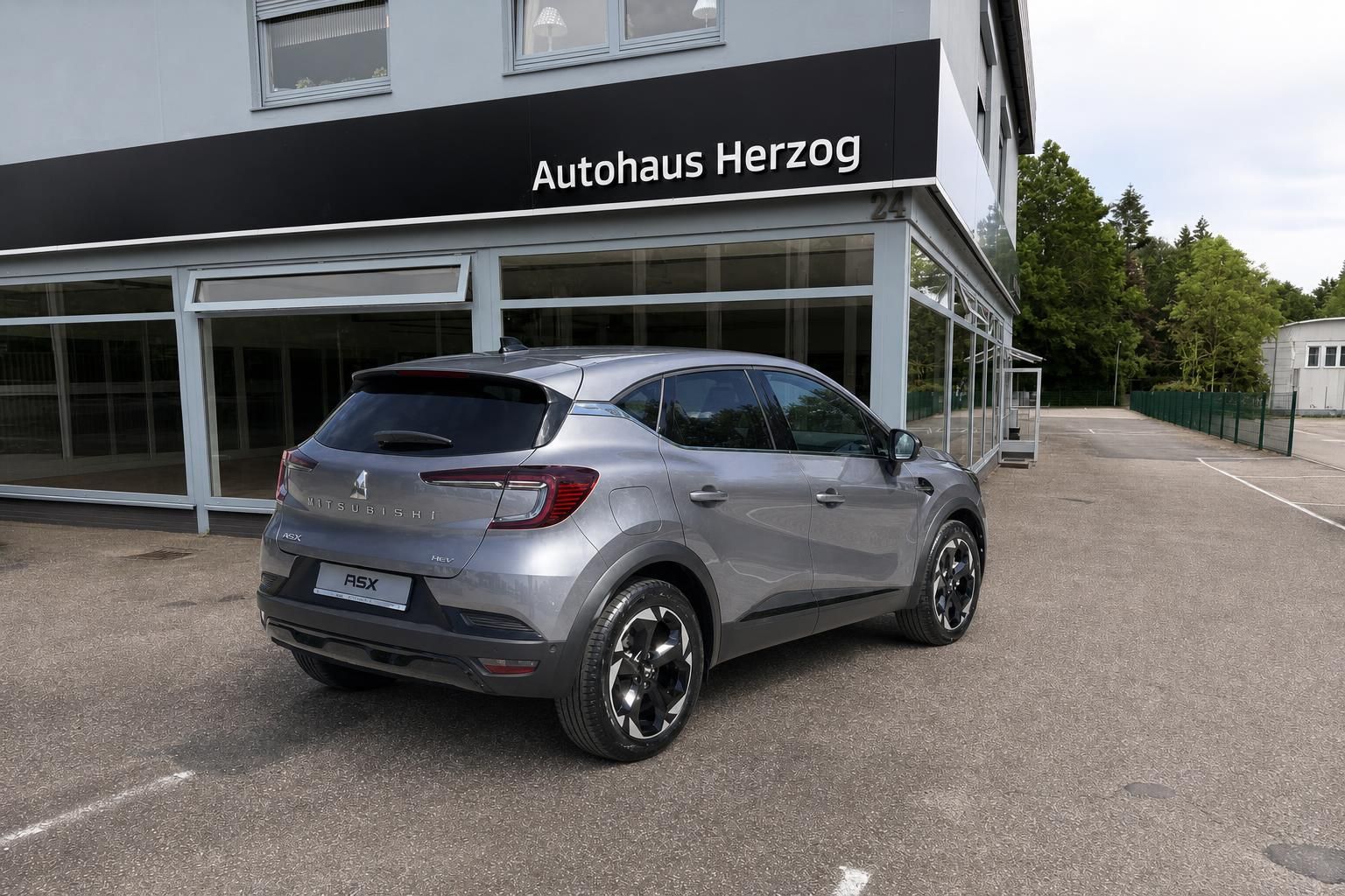 Mitsubishi ASX HEV grau Heckansicht schräg rechts beim Autohaus Herzog – SUV kaufen