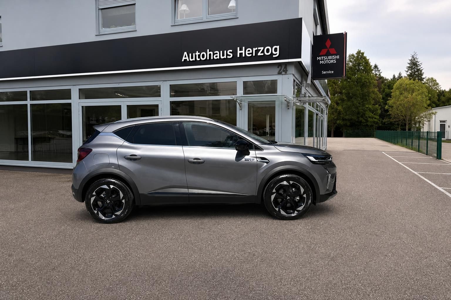 Renault Captur E-Tech grau Seitenansicht vor Autohaus Herzog